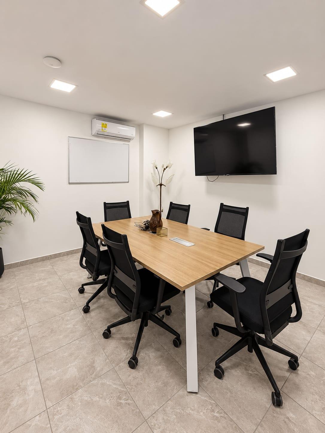 Casa 53 Meet boardroom with a wooden table and screen